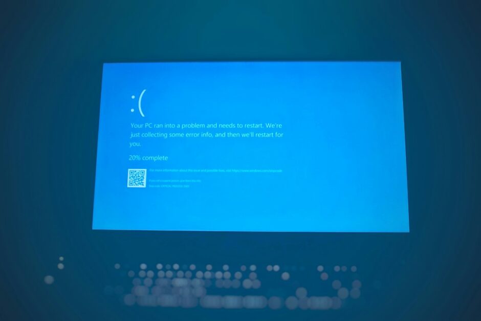 ノートパソコンにブルースクリーンが表示されたイメージ