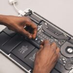ノートパソコンの修理と買い替えを検討するイメージ