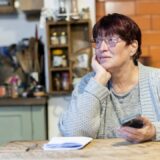 スマートフォンの不審な電話について家族で確認するイメージ
