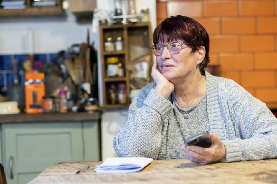 スマートフォンの不審な電話について家族で確認するイメージ