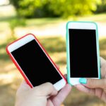 新旧2台のスマートフォン（ゲームデータの引き継ぎイメージ）