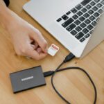SSD換装とパソコン買い替えはどっち?延命できるケースと判断方法 パソコンのSSD換装と買い替えを検討するイメージ