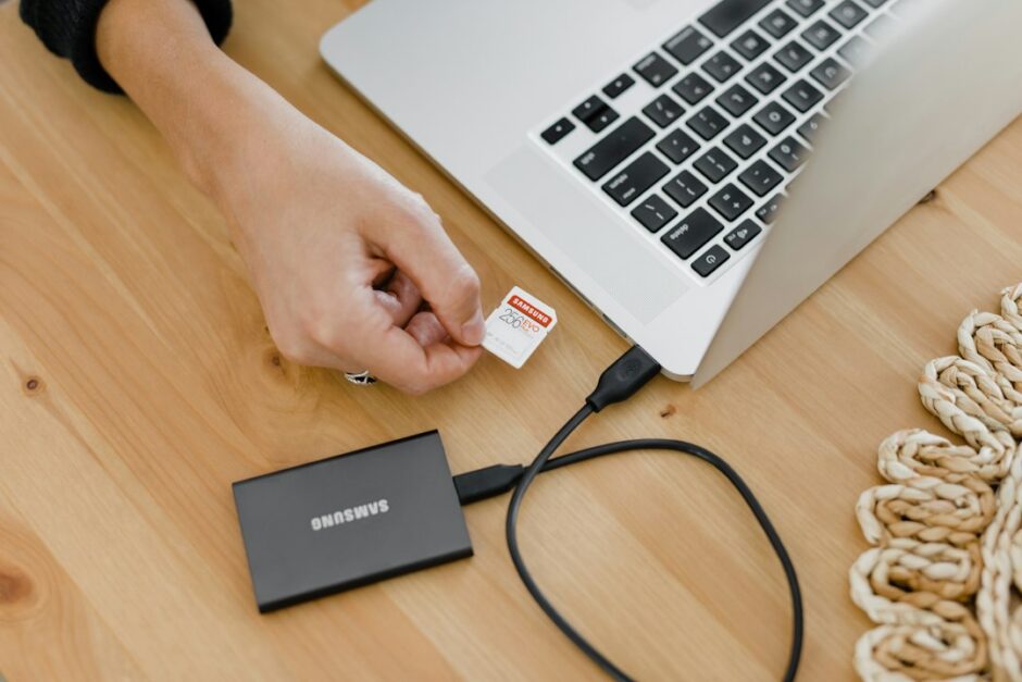 パソコンのSSD換装と買い替えを検討するイメージ