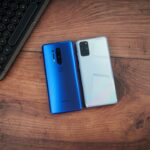 机に並んだ2台のスマートフォン。新旧端末でLINEのアカウントとトーク履歴を引き継ぐ手順のイメージ