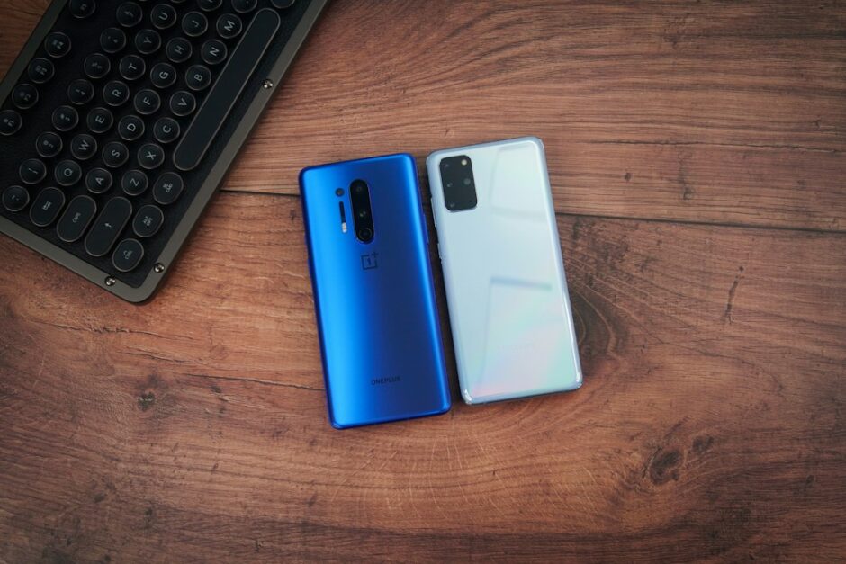机に並んだ2台のスマートフォン。新旧端末でLINEのアカウントとトーク履歴を引き継ぐ手順のイメージ