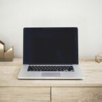 パソコンの初期設定は自分でできる?Windows 11で最初にやることと代行の判断 新しいパソコンの初期設定を行うイメージ