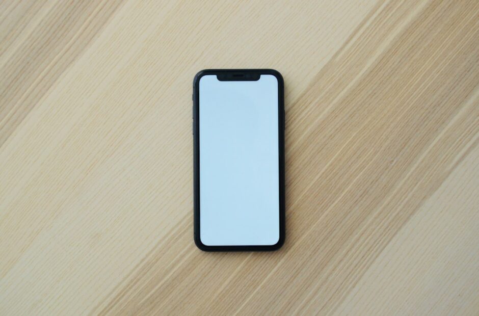 テーブルの上に置かれたスマートフォン。紛失・盗難時の位置確認と回線停止のイメージ