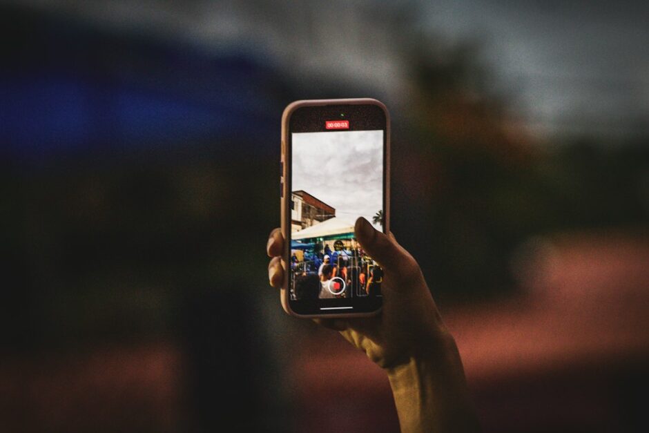 スマートフォンで写真を撮影する人。写真を残しながら本体のストレージを整理するイメージ