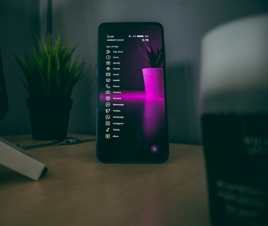 机の上のスマートフォン。SMS認証コードの受信状況を確認する記事のイメージ写真