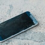 画面がひび割れたスマートフォン。起動しない・画面故障時の確認とデータ保全のイメージ