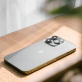 明るいデスクに置かれたスマートフォン。iCloudストレージの安全な整理を解説する記事のイメージ