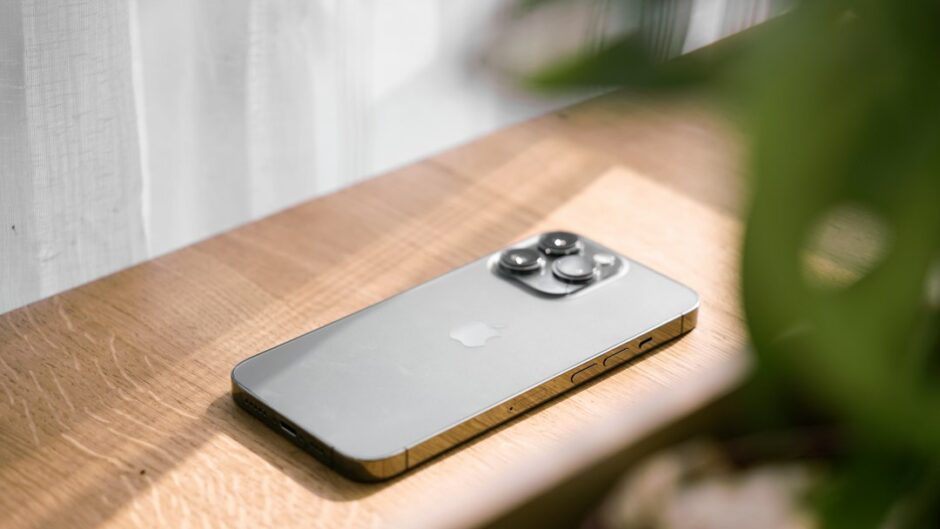 明るいデスクに置かれたスマートフォン。iCloudストレージの安全な整理を解説する記事のイメージ