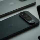 机に並べた二台のスマートフォン。iPhoneでeSIMを移行するときの旧端末と新端末のイメージ