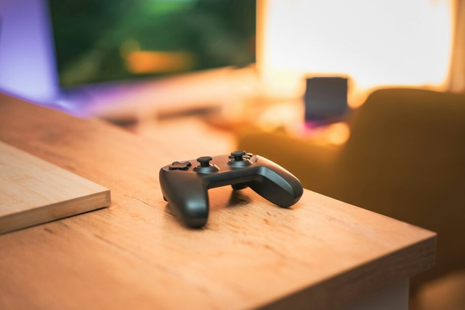 木のテーブルに置かれたゲームのコントローラー