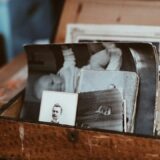 家族の思い出の写真を整理するイメージ