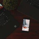 スマートフォンとパソコンを並べて使う様子（ゲームデータの引き継ぎイメージ）
