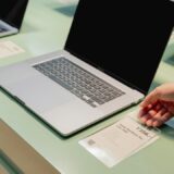 中古パソコンが並ぶ店舗で購入先を比較するイメージ