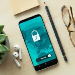 スマートフォンを手にフィッシングSMSや偽メールを確認するイメージ
