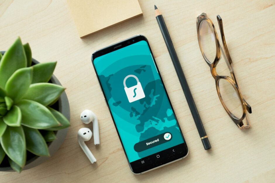 スマートフォンを手にフィッシングSMSや偽メールを確認するイメージ
