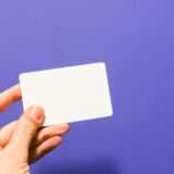 手に持った白いカード