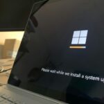 Windows 11非対応のパソコンはどうする?使い続ける・買い替える判断ポイント Windowsの更新画面を表示したパソコン