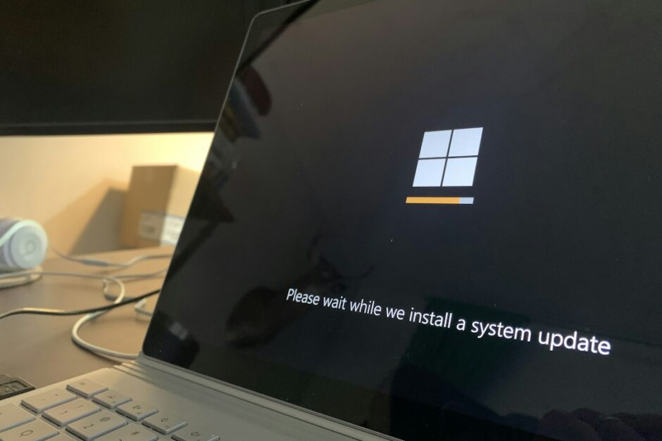 Windowsの更新画面を表示したパソコン