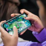スマホでゲームを遊ぶ手元