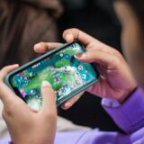 スマホでゲームを遊ぶ手元