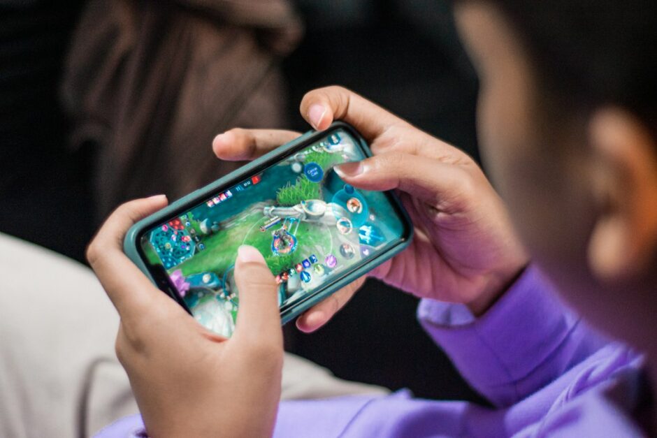 スマホでゲームを遊ぶ手元