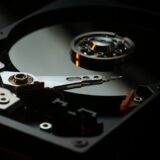 ハードディスクのデータ復旧を検討するイメージ