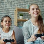 保護者と子どもが一緒にゲームをする様子