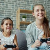 保護者と子どもが一緒にゲームをする様子