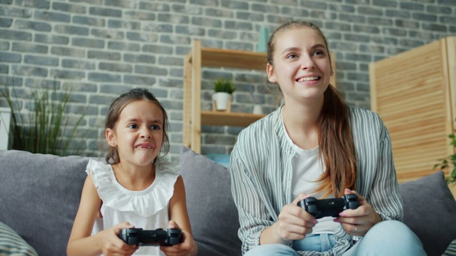保護者と子どもが一緒にゲームをする様子