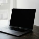 パソコンが起動しないときどうする?Windows 11の原因切り分けと対処法 画面が暗いノートパソコンで起動トラブルを確認するイメージ