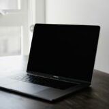 画面が暗いノートパソコンで起動トラブルを確認するイメージ