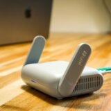 机の上の無線LANルーター。スマホがWi-Fiにつながらない原因を安全に確認する記事のアイキャッチ