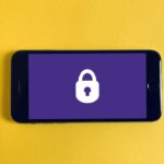 スマートフォンのロックとアカウント保護をイメージした写真