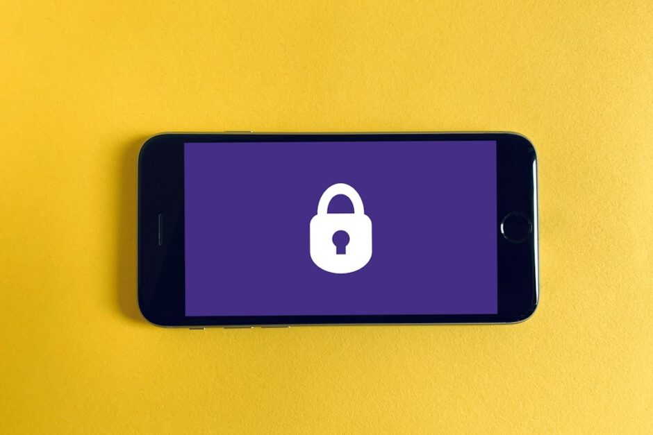 スマートフォンのロックとアカウント保護をイメージした写真
