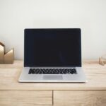 中古パソコンの寿命は何年?長く使えるPCを買う前に確認したいポイント ノートパソコンを長く使うための状態確認をするイメージ
